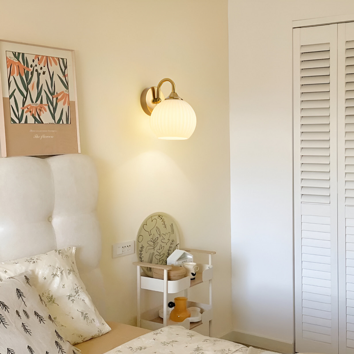Elegant guld randig vägglampa, modern LED-belysning som förgyller varje vardagsrum.