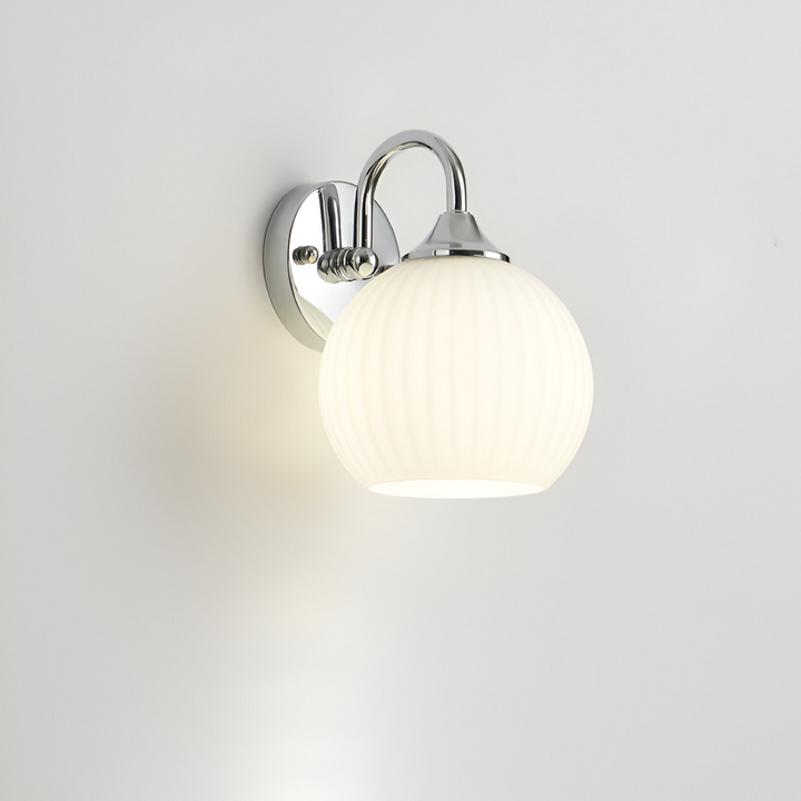 Guld randig vägglampa i modern design, elegant LED-belysning som skapar lyxkänsla.