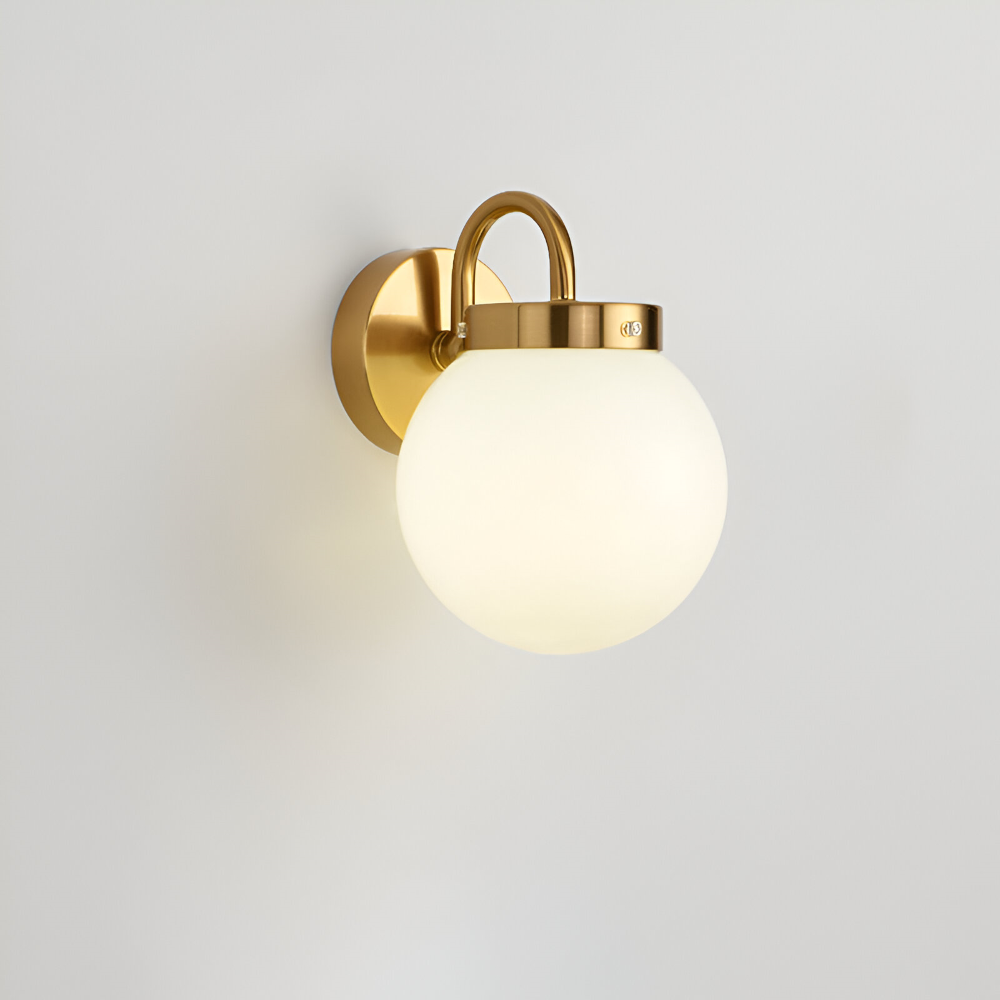 Silver randig vägglampa i modern design, stilren LED-belysning som passar nordisk stil.