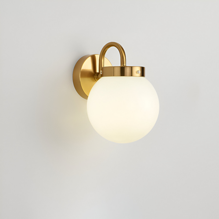 Silver randig vägglampa i modern design, stilren LED-belysning som passar nordisk stil.