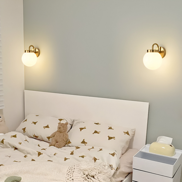 Stilren silver randig vägglampa, modern inomhusbelysning för sovrum eller hall.