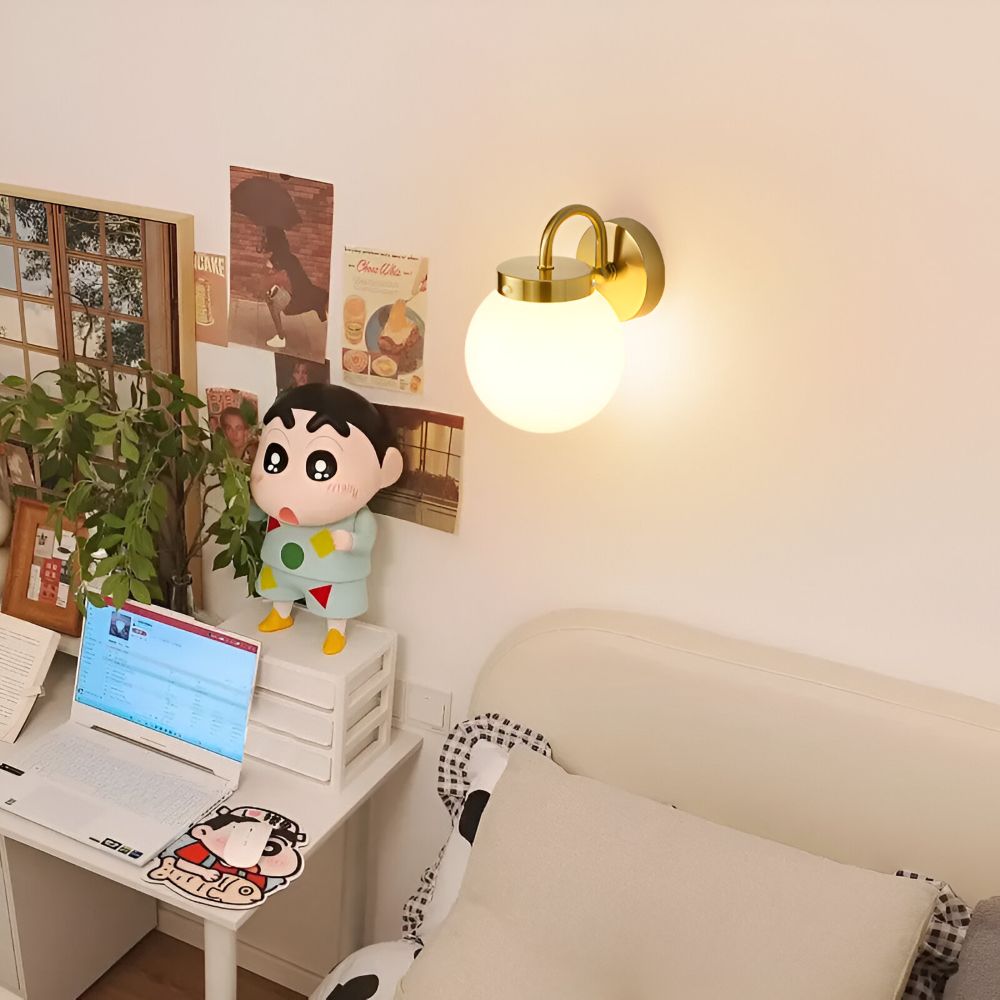 Trifärgad randig vägglampa, modern dekorativ LED-belysning för stämningsfullt vardagsrum.