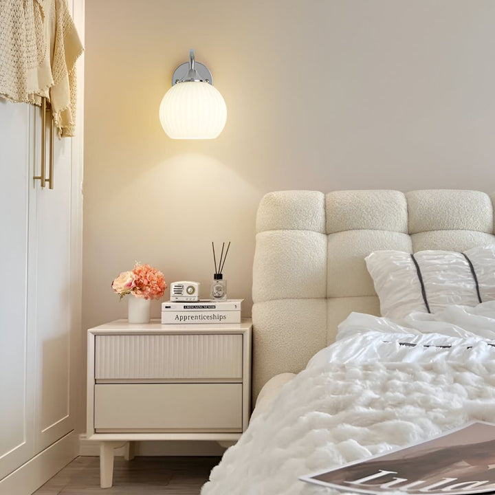 Energieffektiv LED-vägglampa i randig modern design, perfekt för hem- och trädgårdsbelysning.