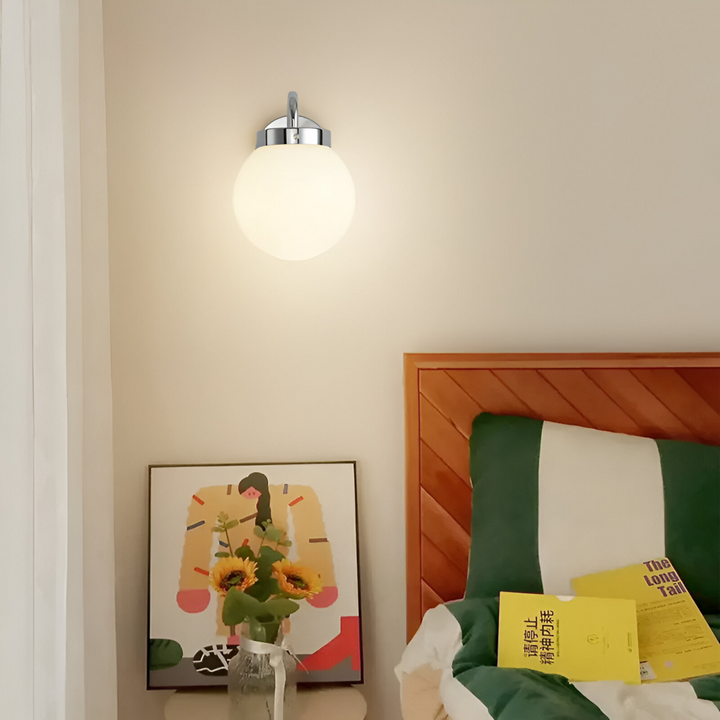Vacker modern randig vägglampa, accentuerar heminredningen med mjukt LED-ljus.