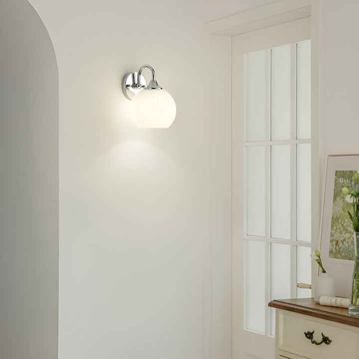 Lyxig randig vägglampa med modern design, en elegant detalj för vardagsrummet.