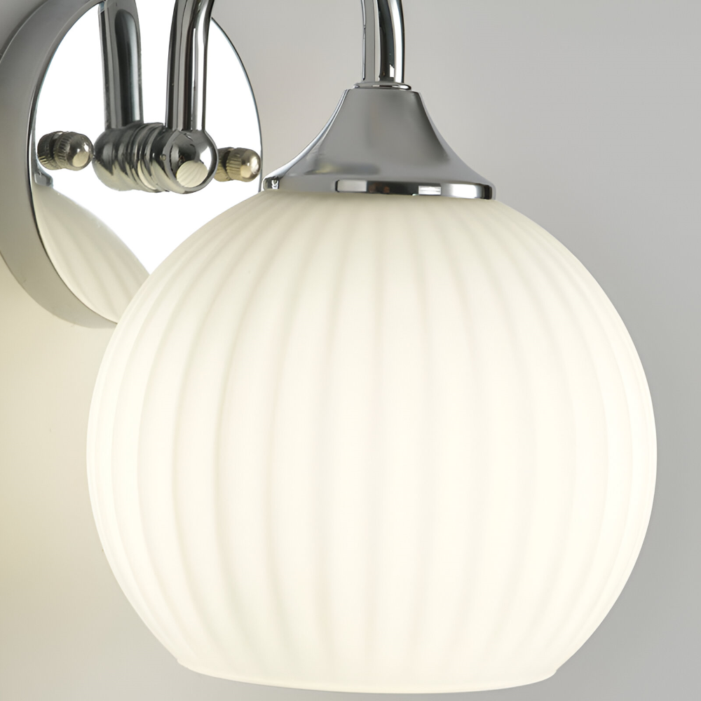 Modern randig vägglampa som stilfull inredningsdetalj i ett mysigt vardagsrum med LED.