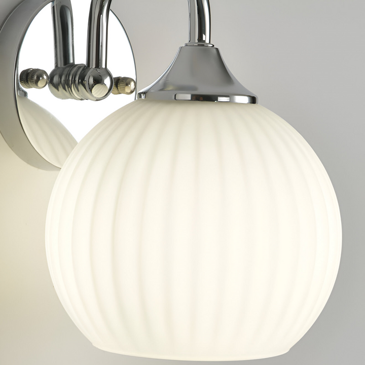 Modern randig vägglampa som stilfull inredningsdetalj i ett mysigt vardagsrum med LED.