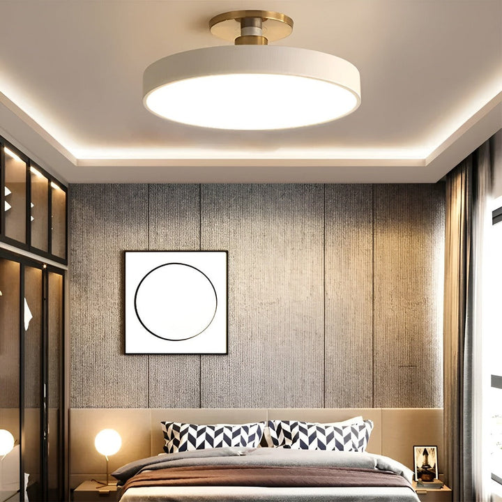 Modern rund LED-taklampa för stilren inomhusbelysning i hemmet. Elegant designlampa.