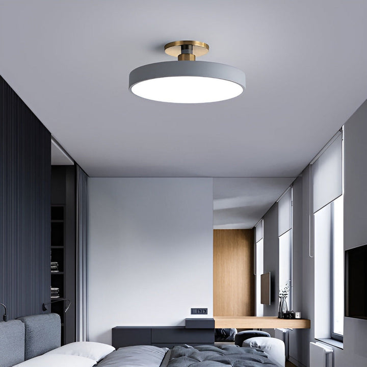 Rund LED-taklampa, modern design för heminredning. Ger effektiv och stilfull rumsbelysning.