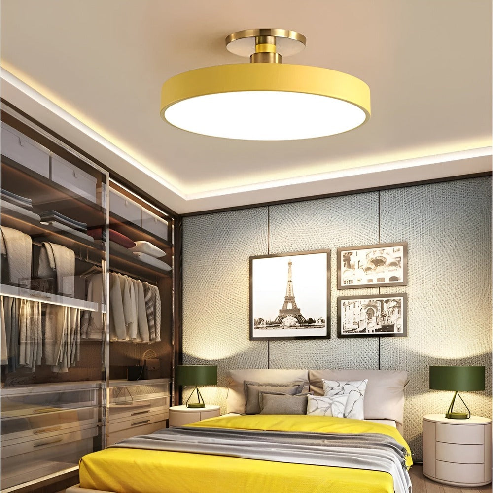 Justerbar rund LED-takarmatur, perfekt för modern heminredning. Energieffektiv belysning.