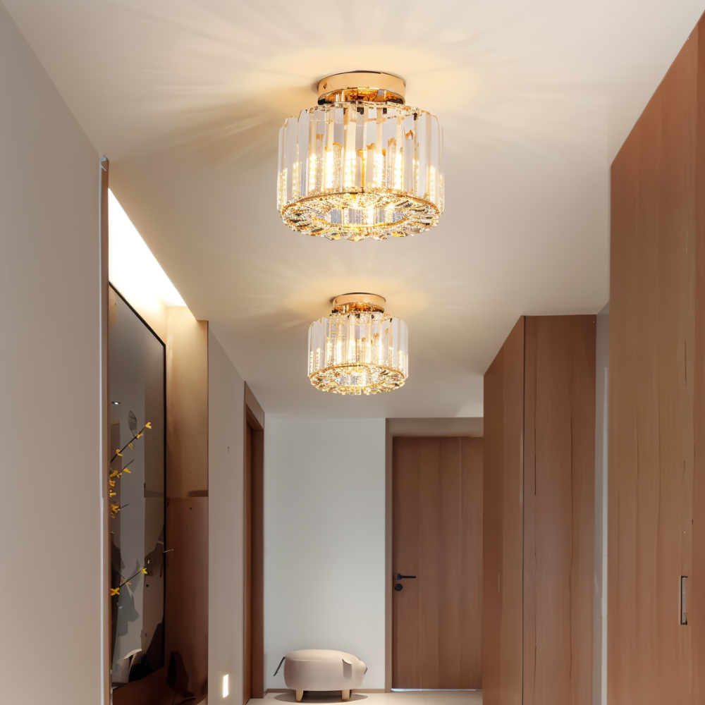 Elegant rund taklampa i modern design, perfekt som lyxig inredningsdetalj för sovrum eller hall.
