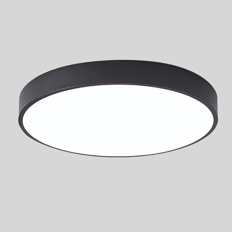 Modern rund LED-taklampa i vit design, stilren belysning för vardagsrum.