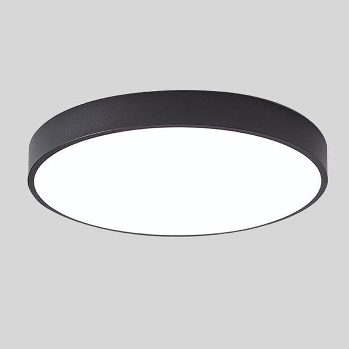 Modern rund LED-taklampa i vit design, stilren belysning för vardagsrum.