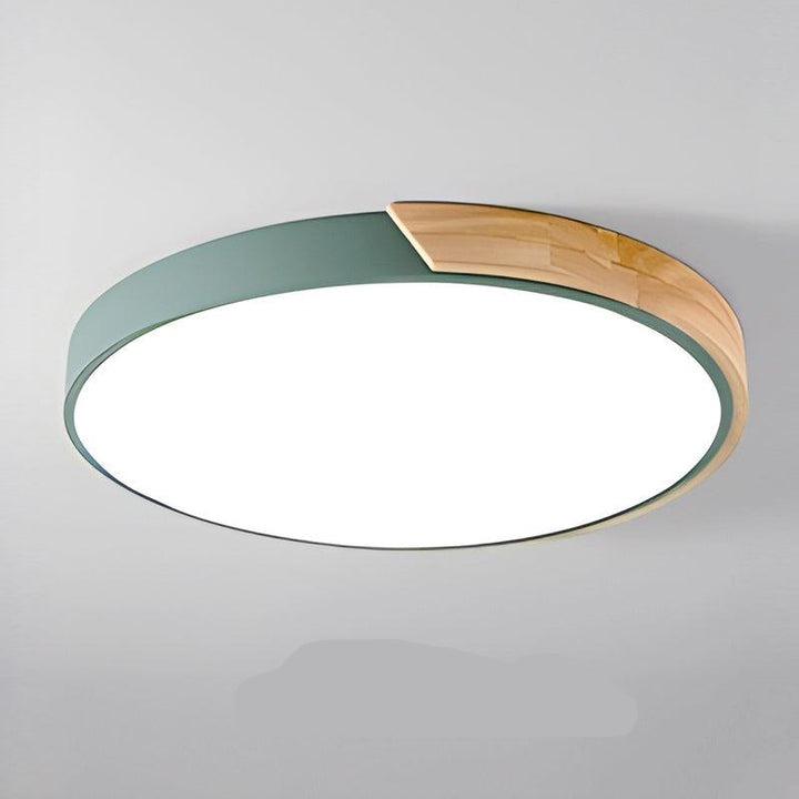 Närbild av den moderna runda LED-taklampan, slimmad och minimalistisk design.