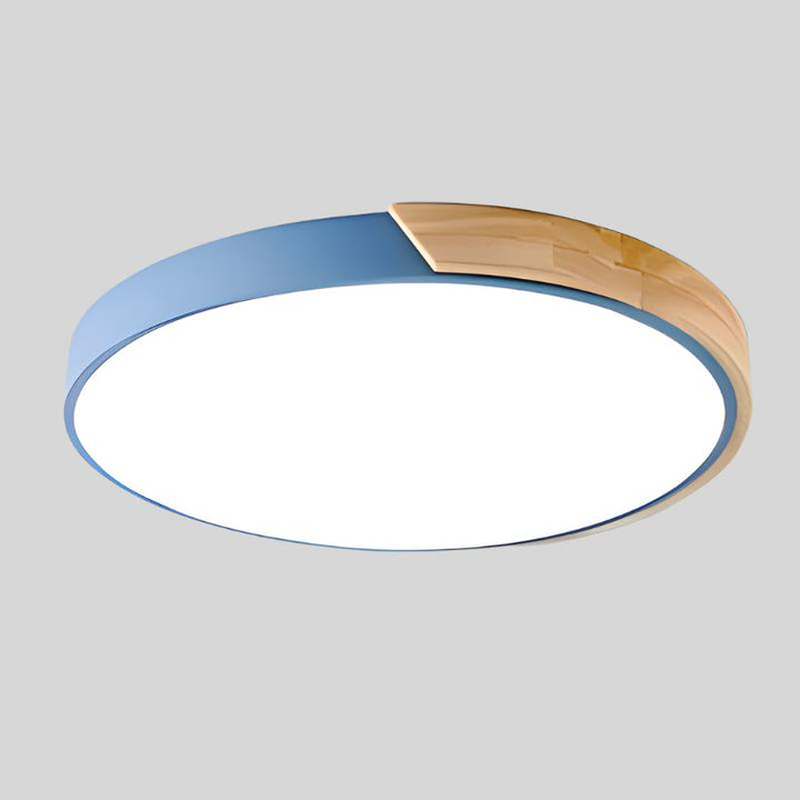 Monterad rund LED-taklampa, modern takbelysning. Energieffektiv för alla rum.