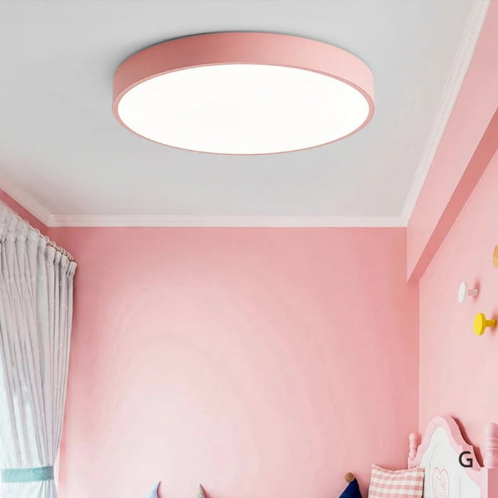 Stilfull rund LED-taklampa, modern design & energieffektiv belysning för interiör.