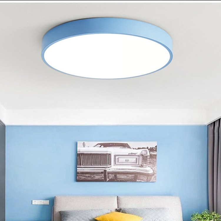 Elegant rund LED-taklampa, perfekt för vardagsrum & sovrum. Varmvit LED-belysning.