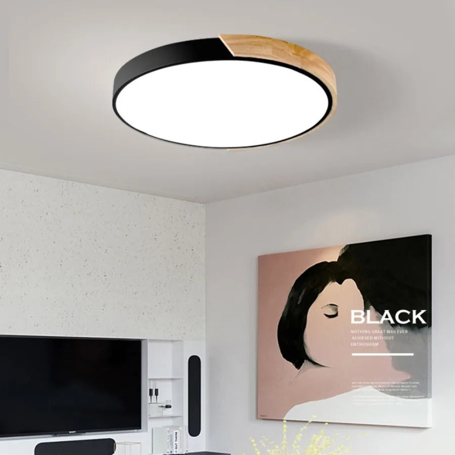 Modern rund LED-taklampa i en stilren miljö, framhäver interiördesignen.