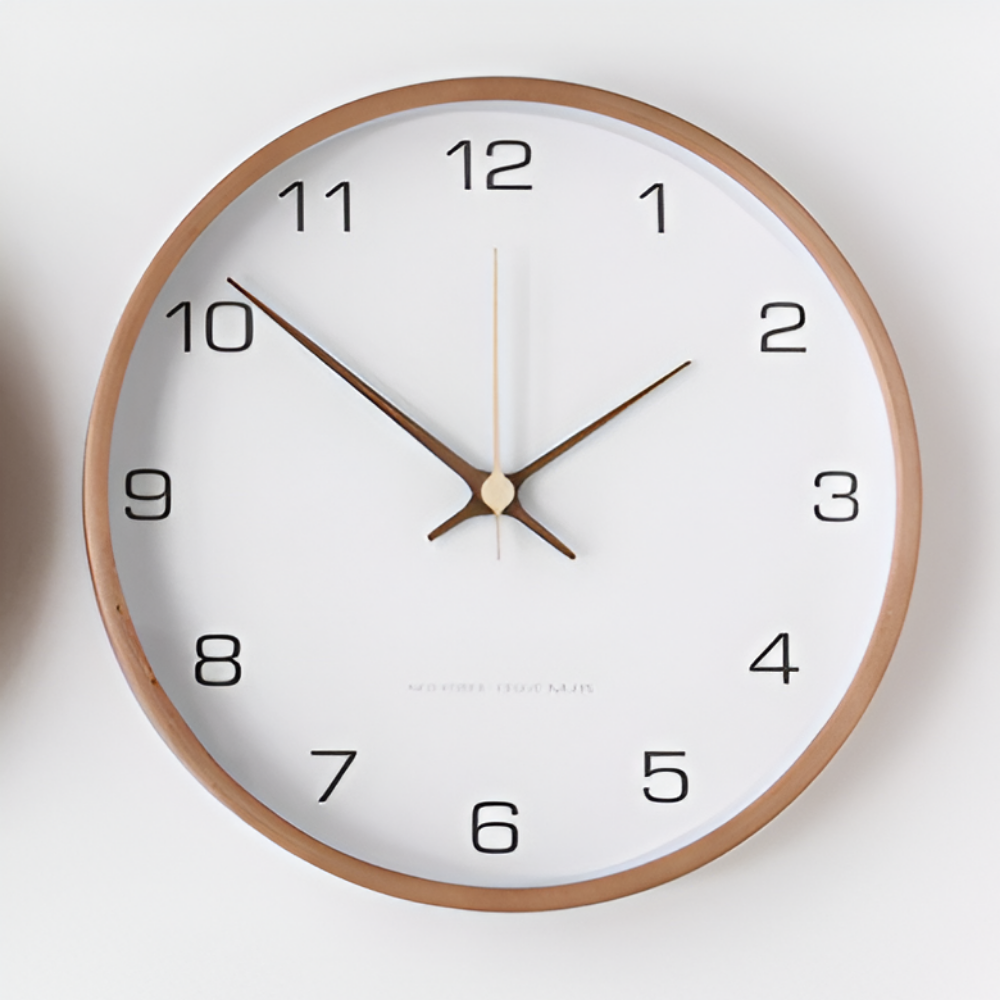 Tyst rund väggklocka i vitt trä. Elegant design perfekt för sovrum eller kontor.