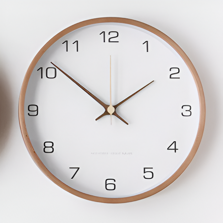 Tyst rund väggklocka i vitt trä. Elegant design perfekt för sovrum eller kontor.