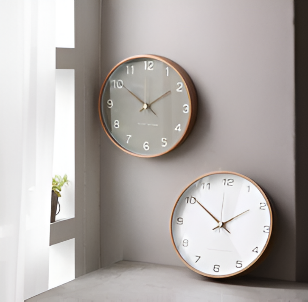 Elegant rund träväggklocka i grått, tyst design för en lugn atmosfär.