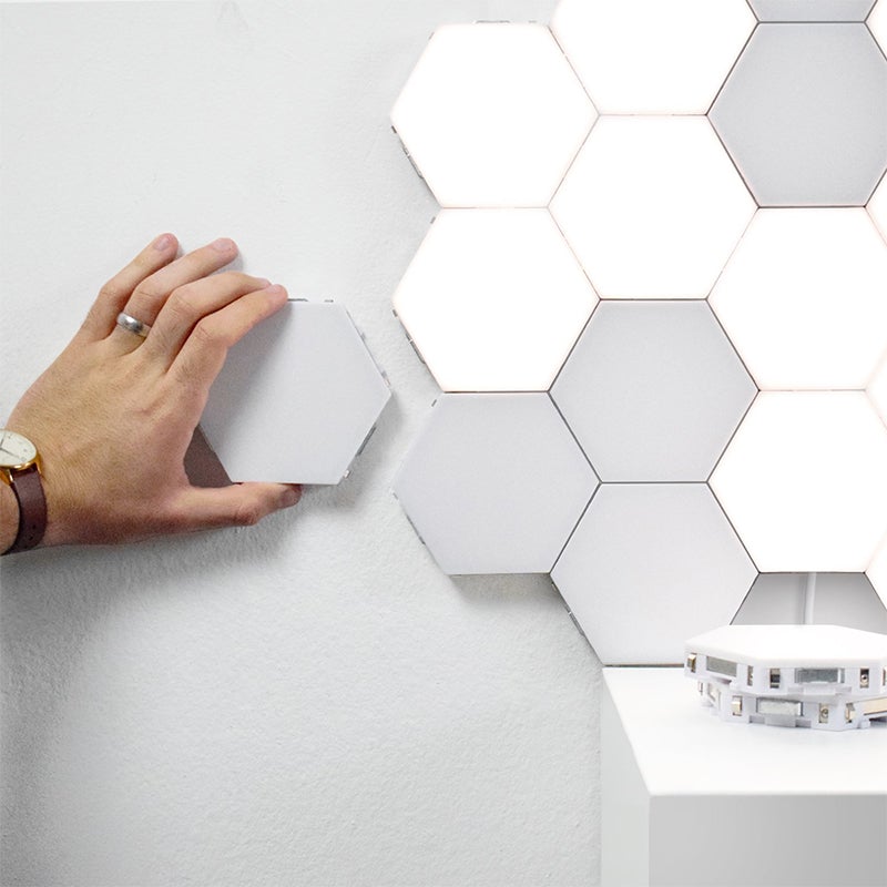 "Modern sexkantig LED-vägglampa med geometrisk design och touch-kontroll, belysning i ABS-material för elegant inredning."