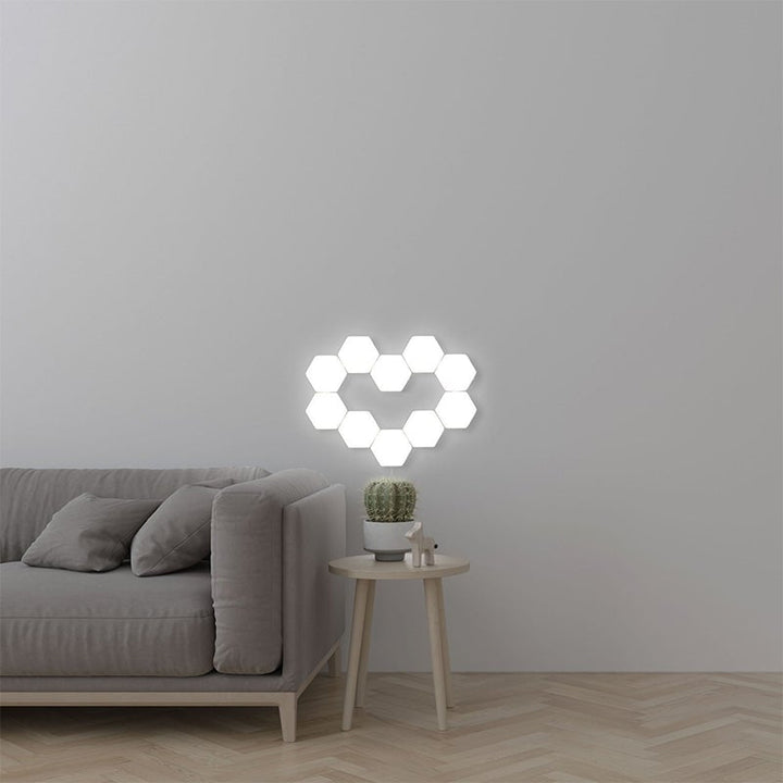 "Modern sexkantig LED-vägglampa med geometrisk design och touch-kontroll, belysning i ABS-material för elegant inredning."