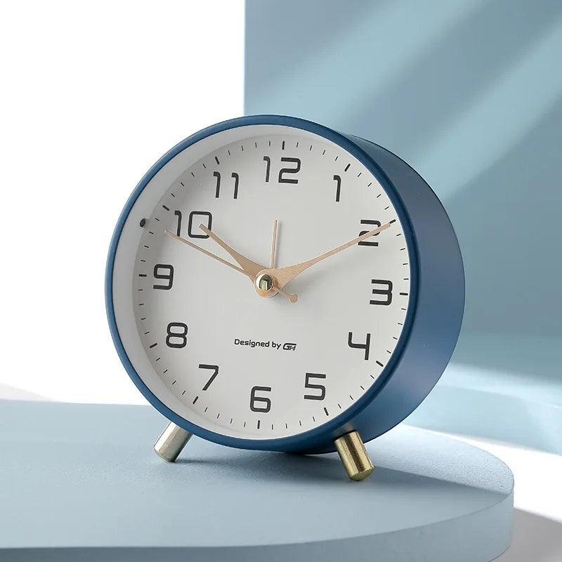 Modern skandinavisk bordsklocka. Tyst klocka med elegant design, perfekt för heminredning i vardagsrum.
