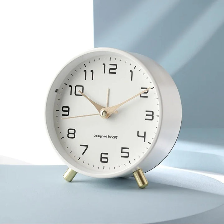 Elegant modern bordsklocka. Skandinavisk designklocka som kompletterar din inredning med sin tysta funktion.
