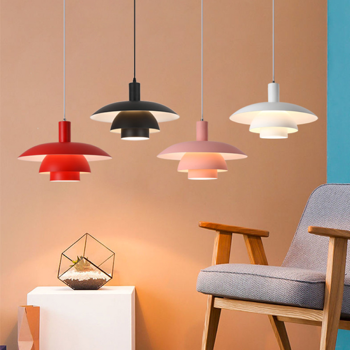 Modern skandinavisk hänglampa, stilren design för varm och stilfull belysning i vardagsrummet.