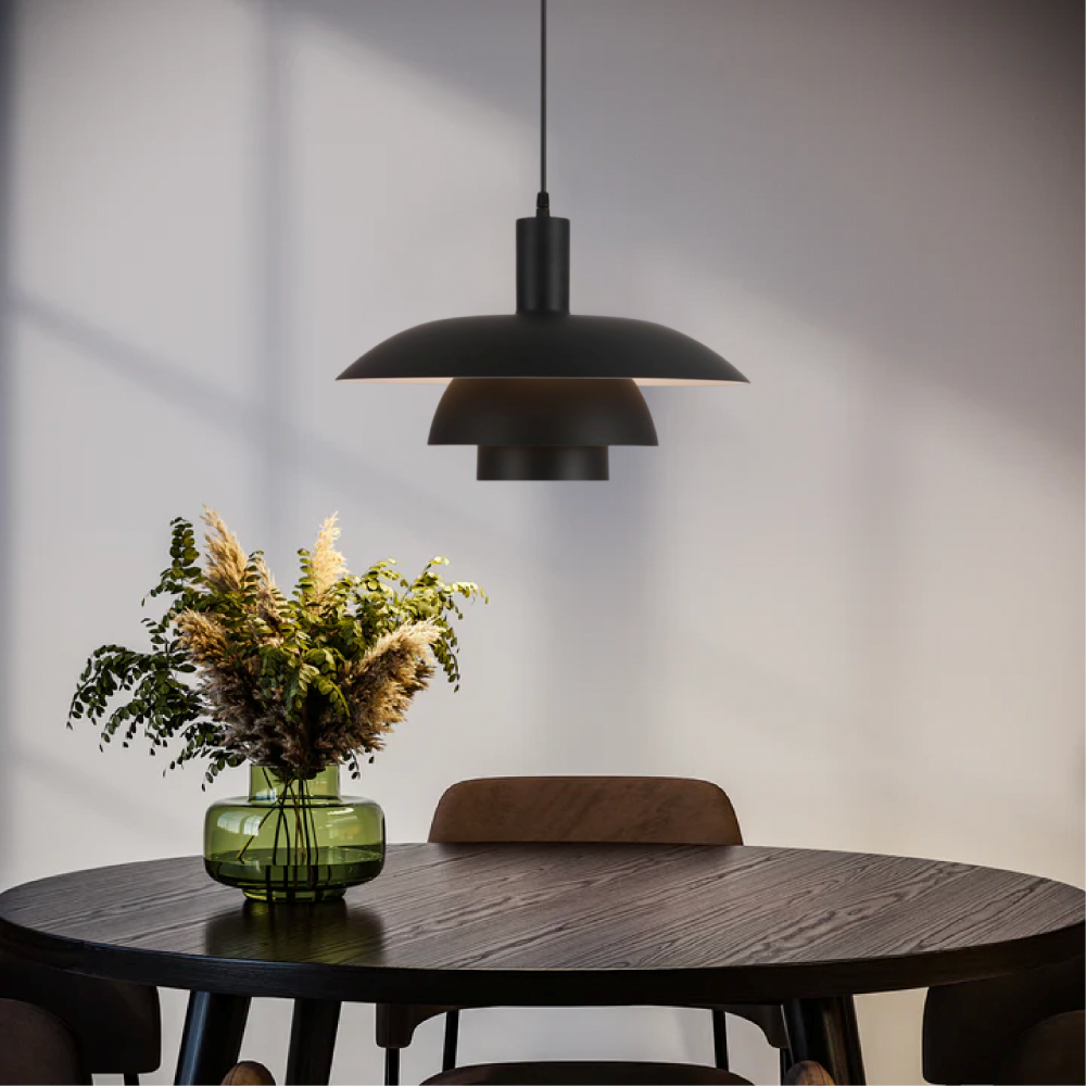 Närbild av modern skandinavisk pendellampa; detaljer som visar elegant design och kvalitet.