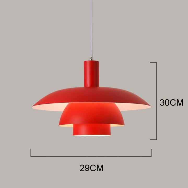 Skandinavisk taklampa över matbord; modern designlampa som ger funktionell och stilfull belysning.