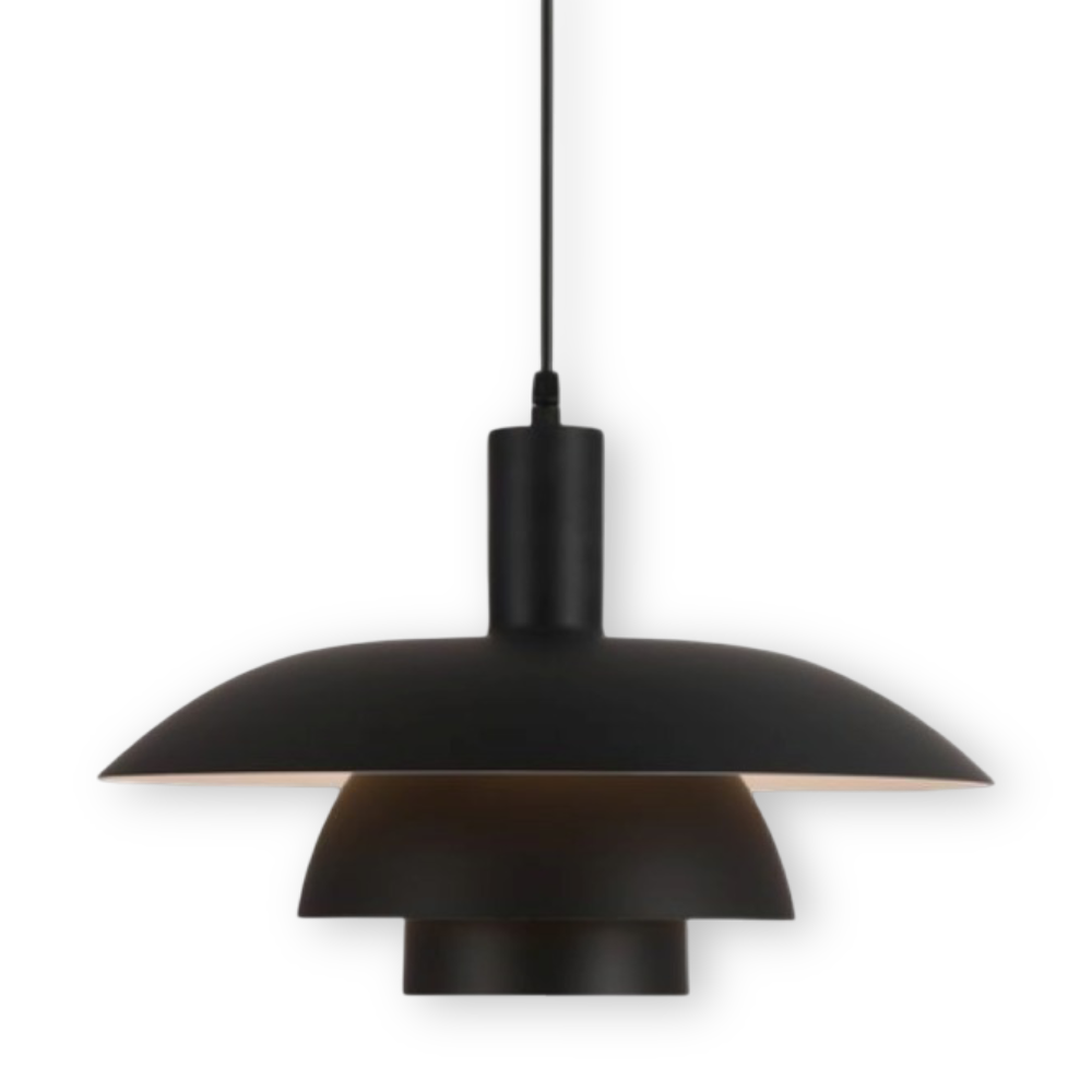 Köksbelysning med stil: hänglampa i modern skandinavisk design, ger varmt och funktionellt ljus.