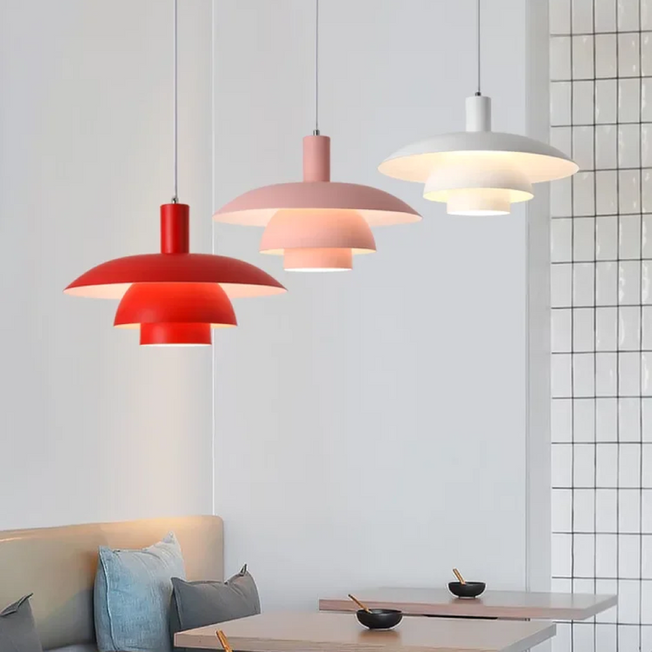 Elegant pendellampa i skandinavisk design, perfekt för modern köksbelysning med varmt ljus.