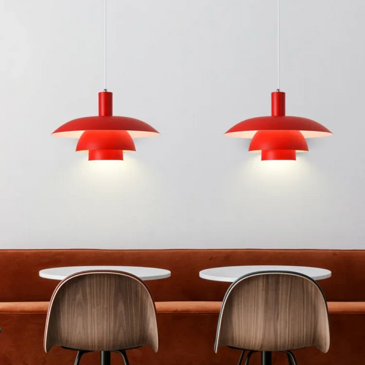 Designad taklampa med minimalistisk skandinavisk stil; en modern led-lampa för sovrummet.