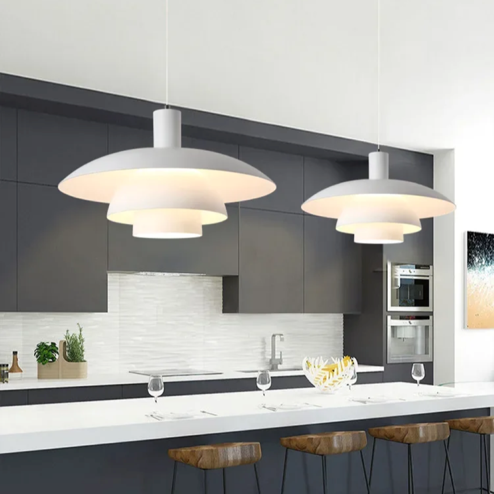 Stilfull hänglampa i nordisk design, ger varmt ljus och är en elegant inredningsdetalj i hemmet.