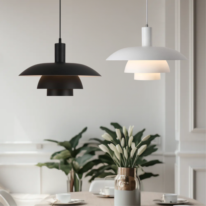 Vacker skandinavisk hänglampa med modern design, förhöjer rummet med stilfull och varm belysning.