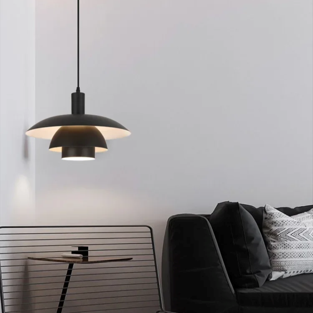 LED-pendellampa i modern skandinavisk design, skapar en mysig atmosfär med behagligt varmt ljus.