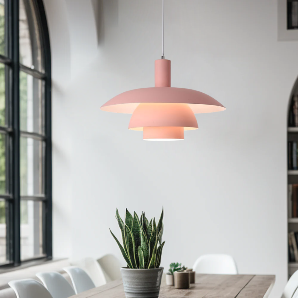 Minimalistisk taklampa i skandinavisk stil; idealisk som modern designlampa för vardagsrummet.