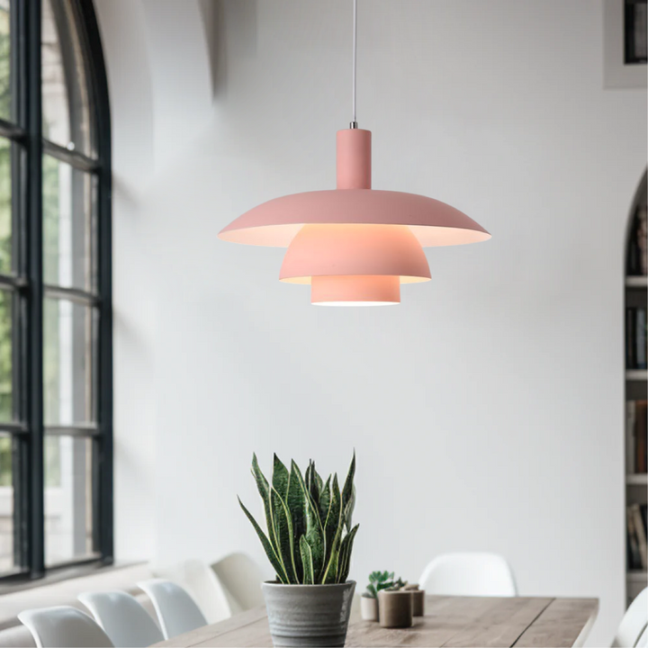 Minimalistisk taklampa i skandinavisk stil; idealisk som modern designlampa för vardagsrummet.