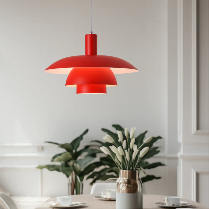 Elegant designlampa, hänglampa i modern skandinavisk stil som ger varm och inbjudande belysning.