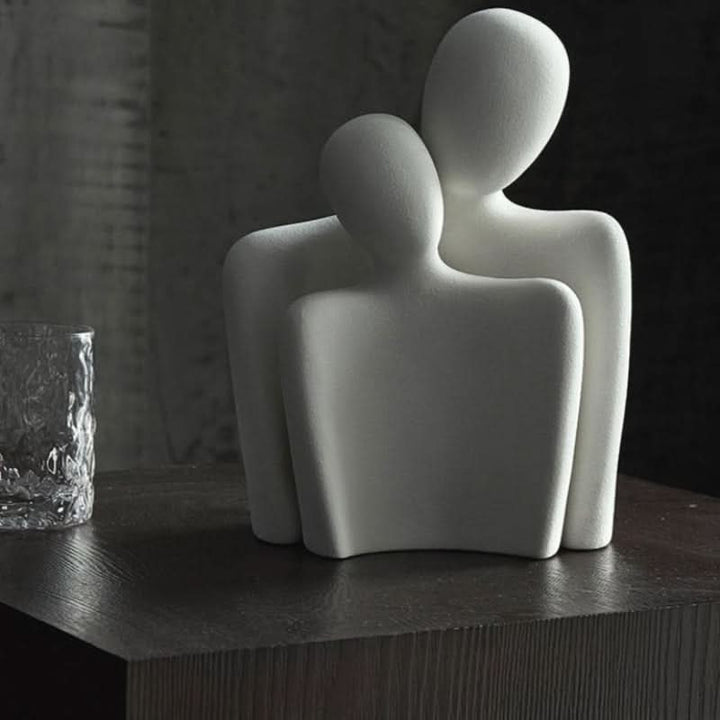 Modern skulptur i metall, symbol för kärlek och sammanhållning. Perfekt heminredning.