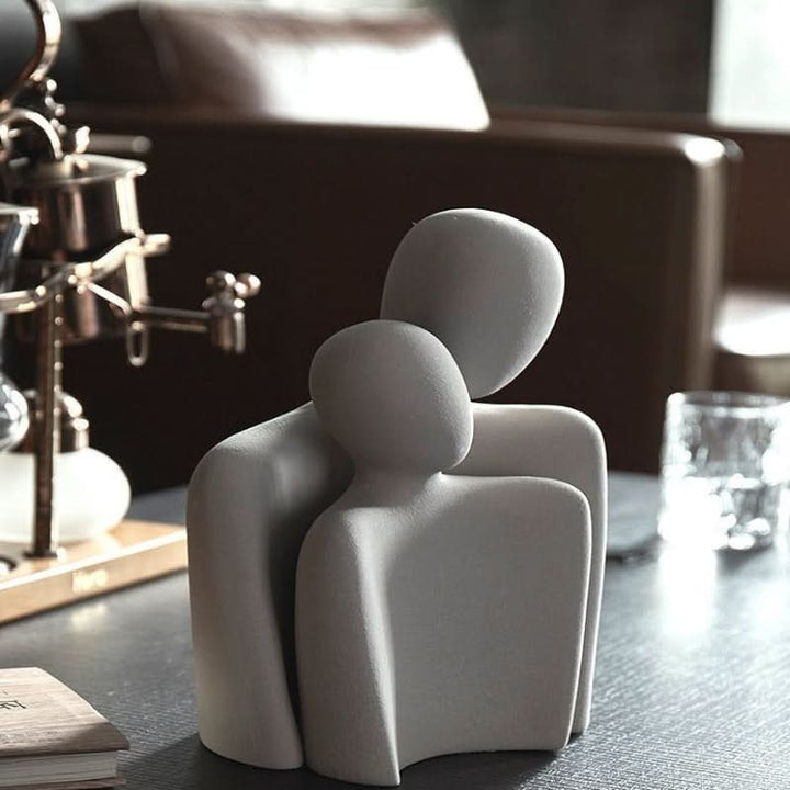 Unik konstskulptur för heminredning, symboliserar sammanhållning och kärlek. Elegant dekoration.