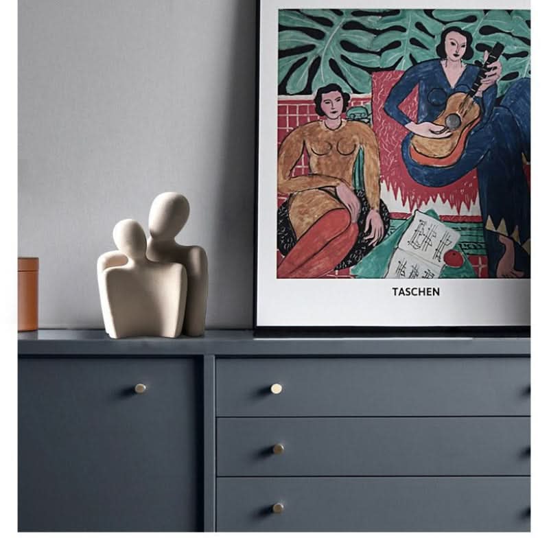 Stilren kärlekssymbol som heminredning. Perfekt presenttips, modern skulptur för alla hem.