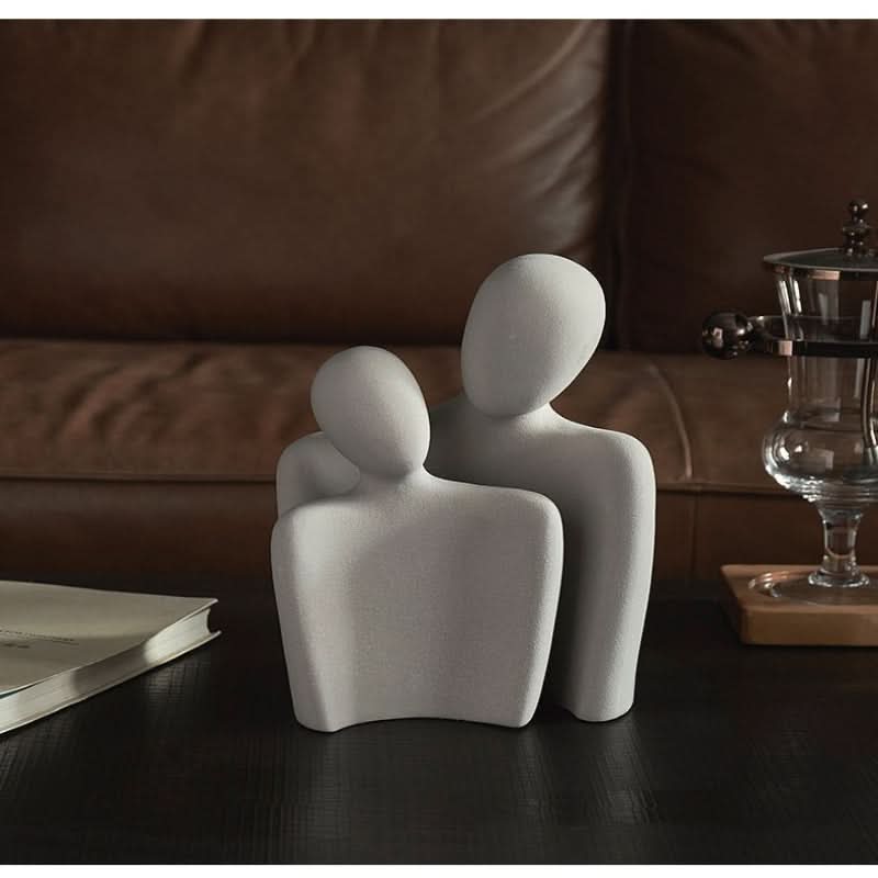 Samtida designskulptur i abstrakt stil, representerar kärlek och enhet. För modern heminredning.