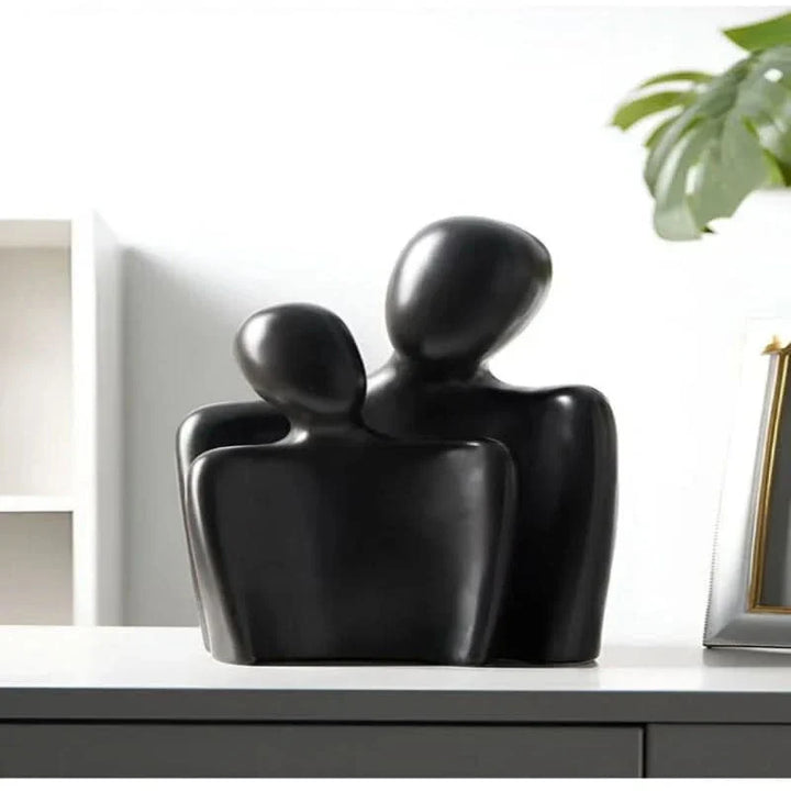 Abstrakt modern skulptur, symbol för kärlek och familjens sammanhållning. Vacker inredningsdetalj.