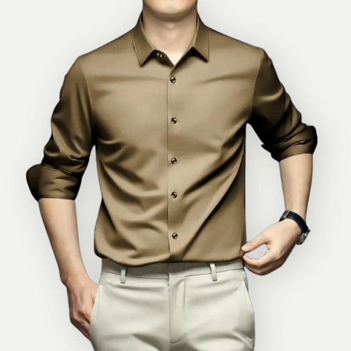 Ny elegant herrskjorta slim fit. Skrynkelfri design, redo för kontoret & fest.