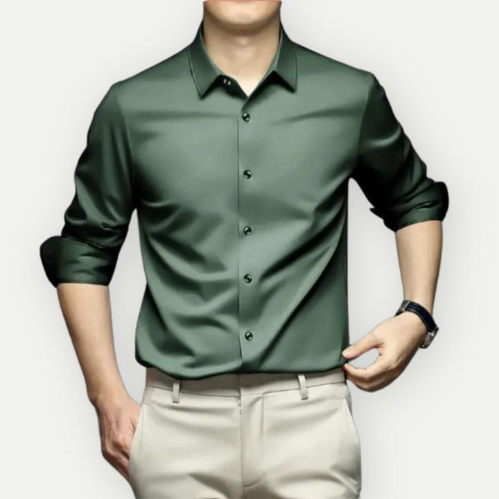 Stilren strykfri herrskjorta, slim fit. Bekväm och formell för arbete eller middag.