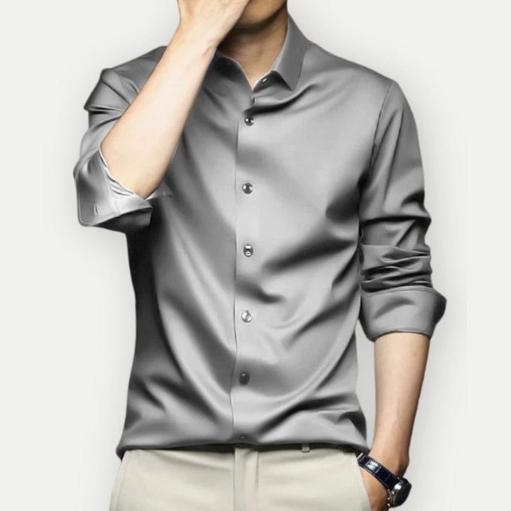 Stilren herrskjorta i slim fit. Skrynkelfri textil för en oklanderlig look.