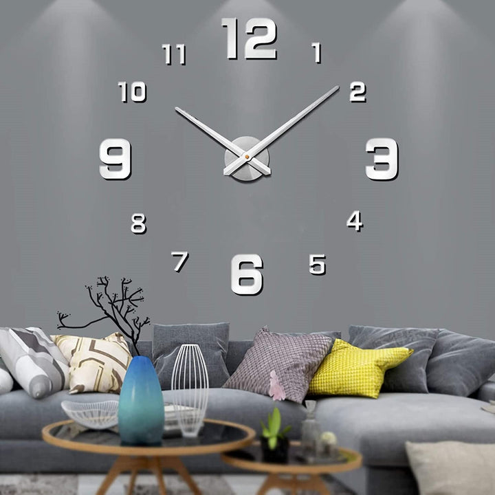 Dekorativ designklocka för väggen. Stor och anpassningsbar, en unik touch till din inredning.